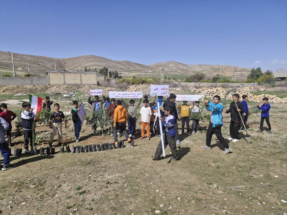 کاشت ۱۰۰ اصله نهال توسط کتابخانه سیار روستایی دهدشت