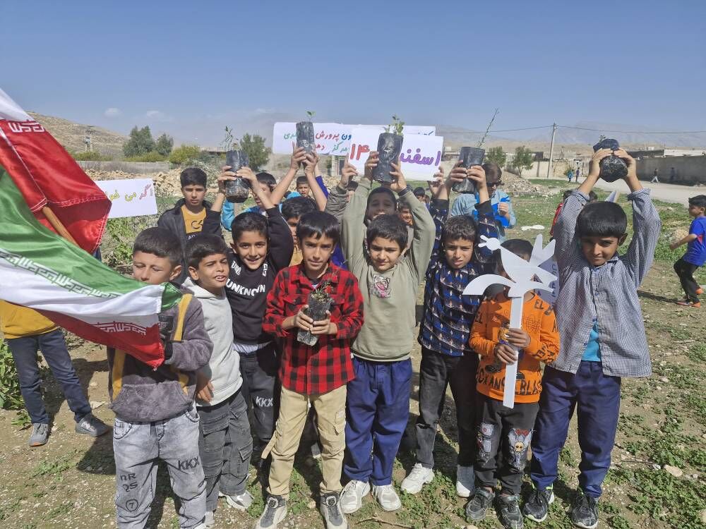 کاشت ۱۰۰ اصله نهال توسط کتابخانه سیار روستایی دهدشت