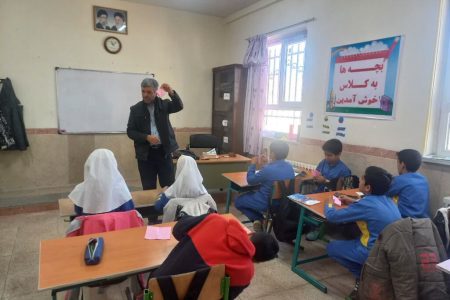 اجرای برنامه‌های فرهنگی کتابخانه سیار دامغان در روستای صیدآباد