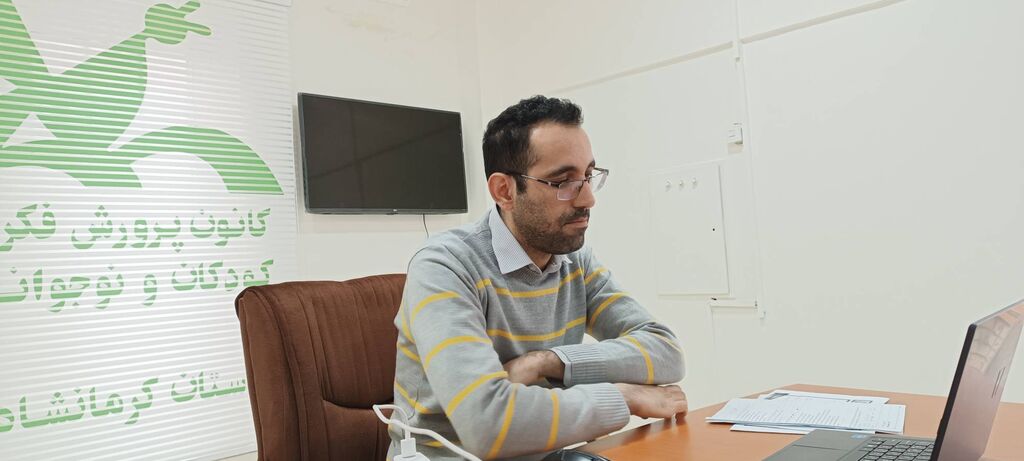 نشست‌ آموزشی آشنایی مربیان کانون کرمانشاه  با مباحث فعالیت‌های حوزه علمی