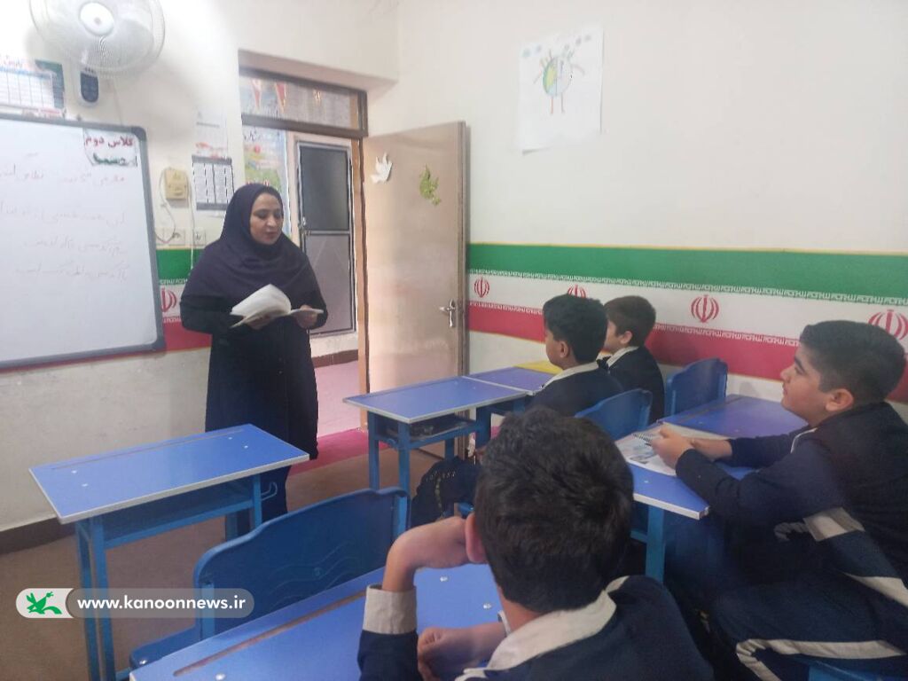 1280705-1 نوجوانان اهرمی در «باغ شعر نظامی» تفرج کردند