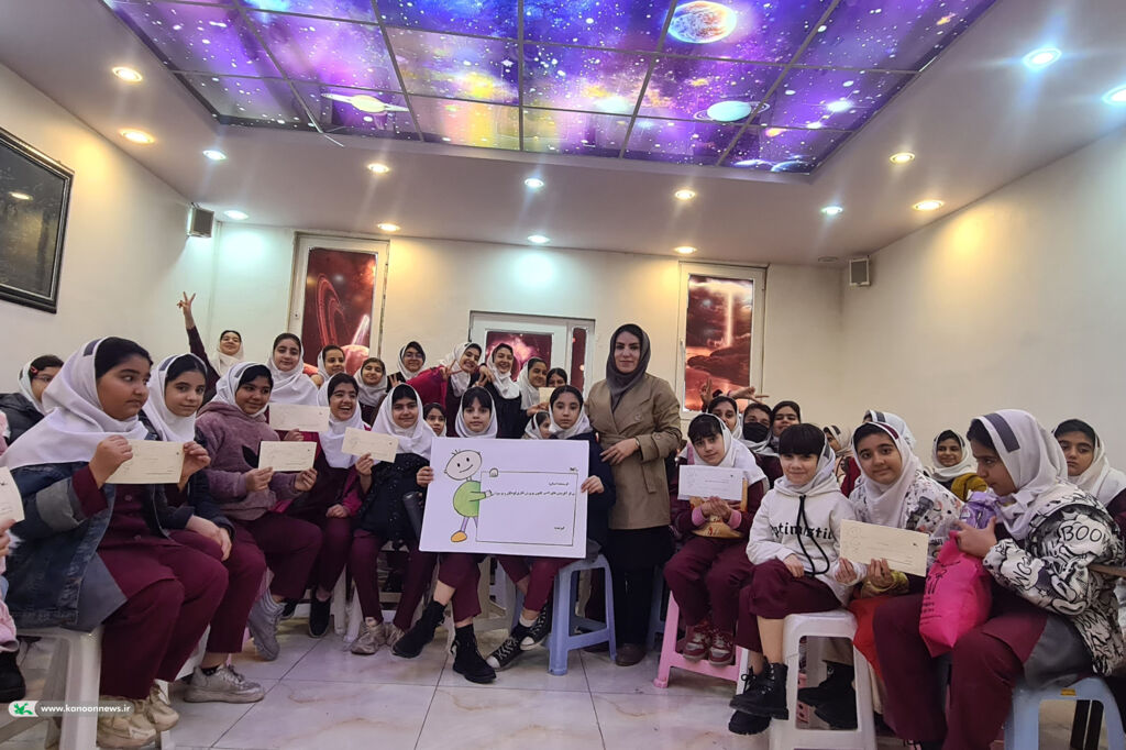 1281115 اعضای مکاتبهای کانون لرستان از دلِ کاغذ تا اوجِ خیال رفتند