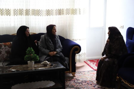 تکریم مدیرکل کانون از خانواده شهید رسول اصغری