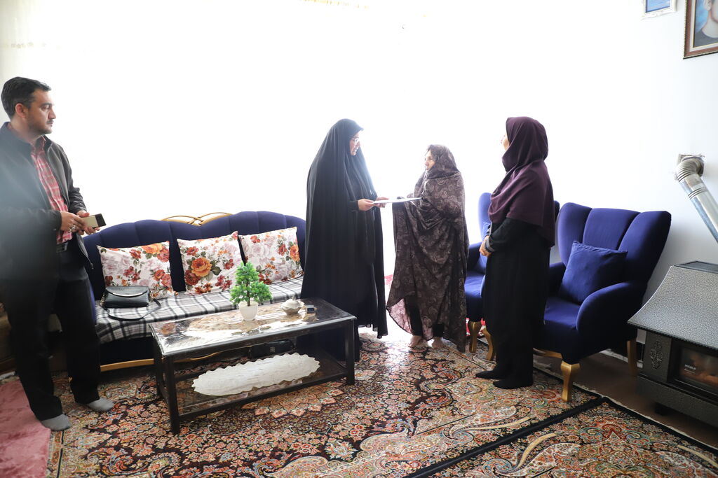 تکریم مدیرکل کانون از خانواده شهید رسول اصغری