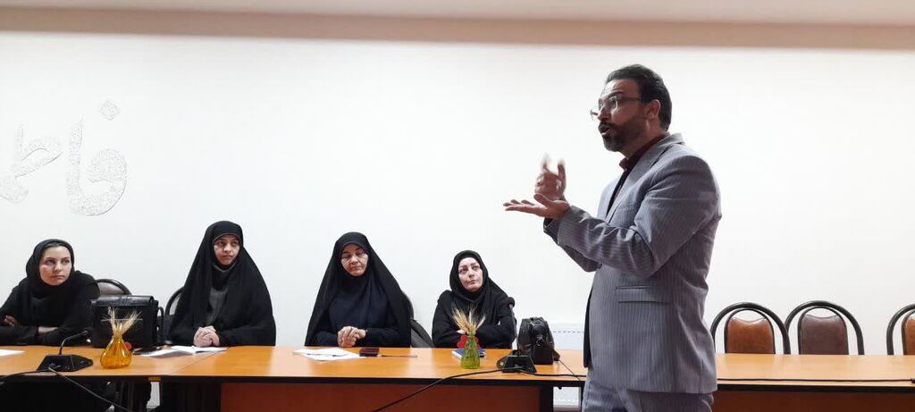1281537 برگزاری کارگاه آموزشی امر به معروف و نهی از منکر در کانون همدان