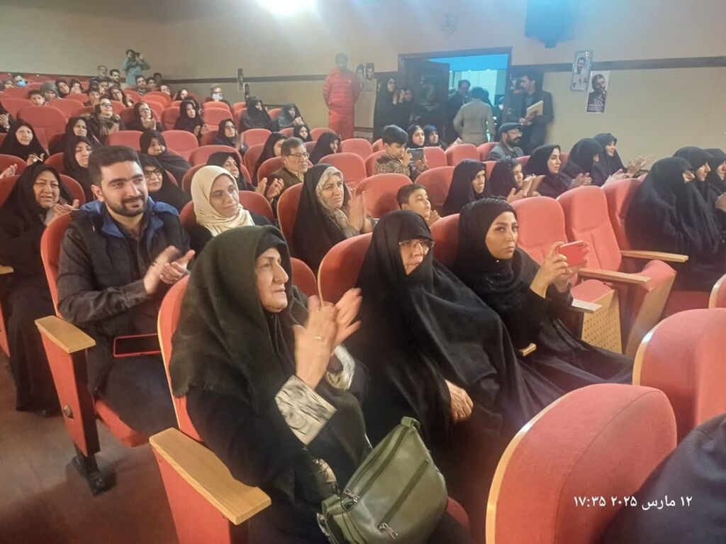1281563 تقدیر از خانوادههای شهدای کانون در اولین یادواره شهدای کارمند ادارات