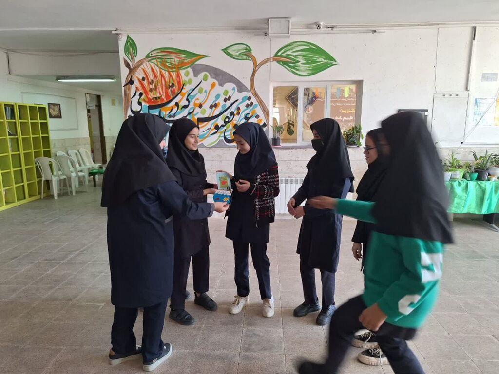 1281710-2 پیام دوستی و هنر کانونیاران دامغان با اهدای کارتپستال