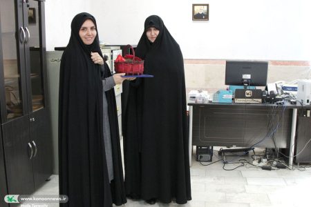 تجلیل و تقدیر مقام والای شهید ازخانواده شهدا کانون پرورش فکری کودکان و نوجوانان استان قم