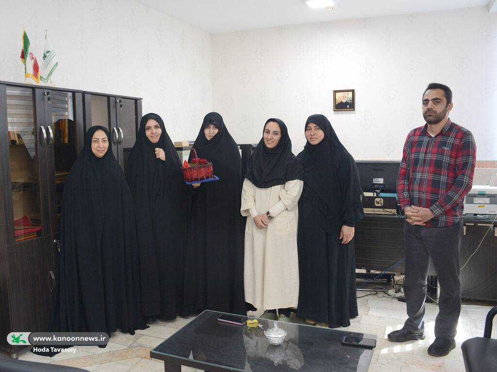 1281715 تجلیل و تقدیر مقام والای شهید ازخانواده شهدا کانون پرورش فکری کودکان و نوجوانان استان قم
