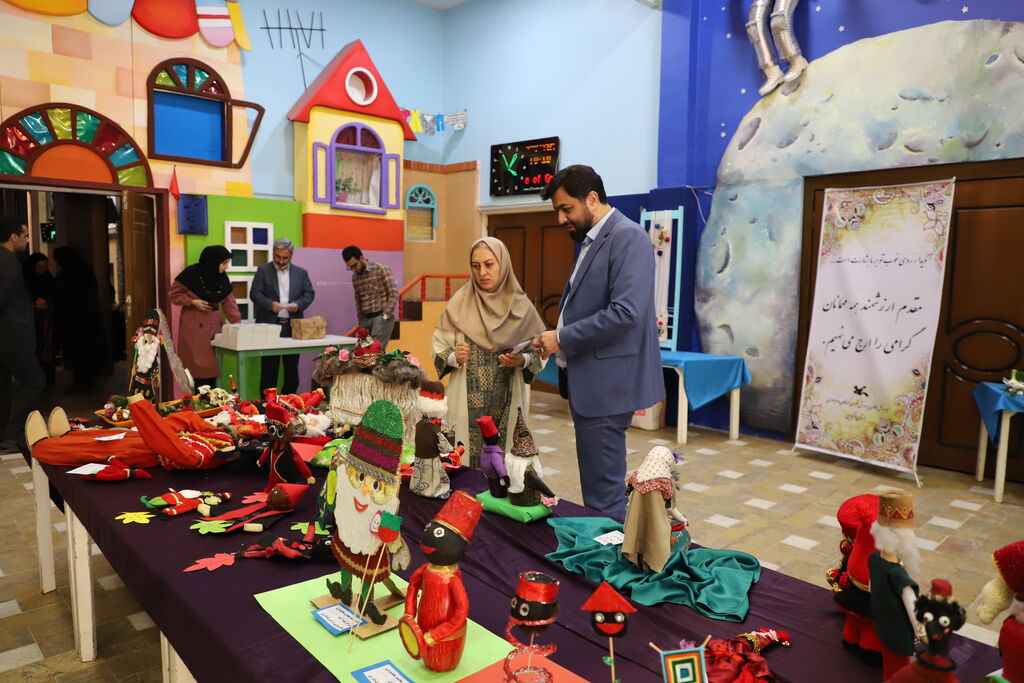 1281737 آیین شادمانه پایان سال برای کارکنان کانون استان قزوین