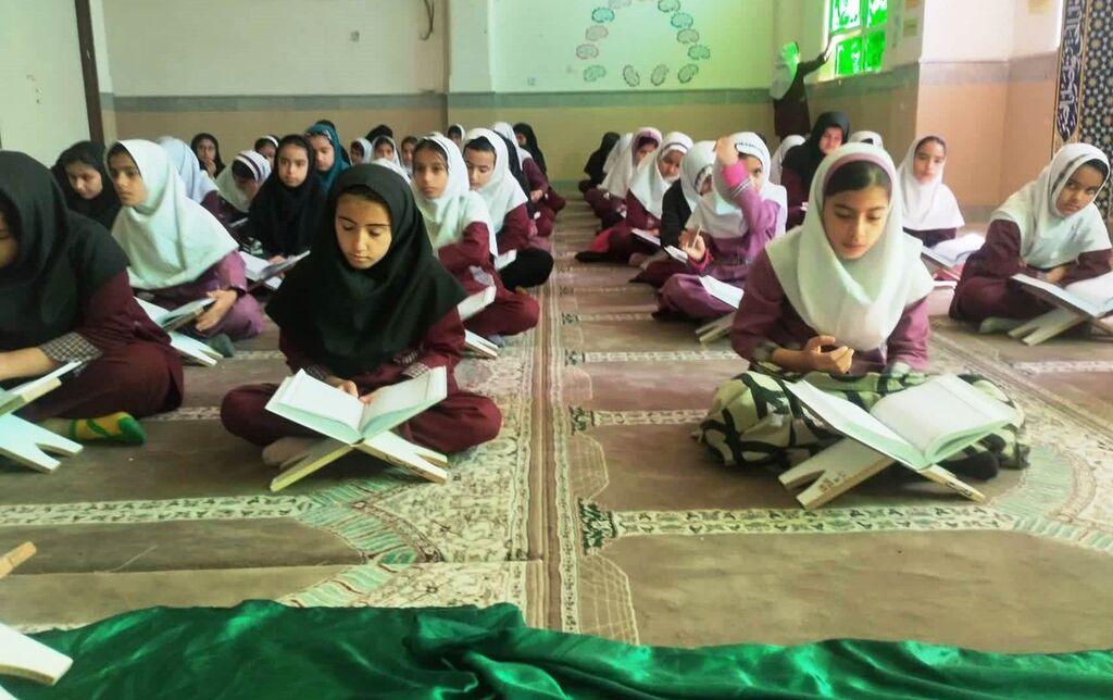 1282131-2 محفل انس با قرآن در کانون لنده