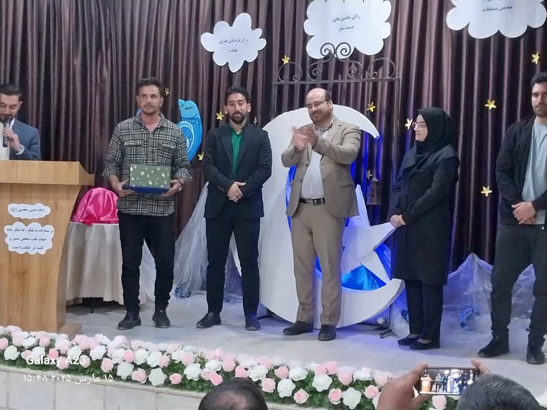 1282217-2 تقدیر مدیر کل کانون پرورش فکری استان مرکزی از شهردار تلخاب