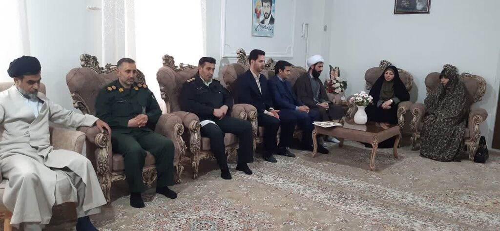 1282710-1 دیدار با خانواده شهدا در آستانه سال نو در طرح سلاله کانون همدان