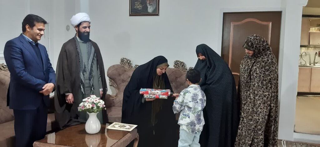 1282712-1 دیدار با خانواده شهدا در آستانه سال نو در طرح سلاله کانون همدان