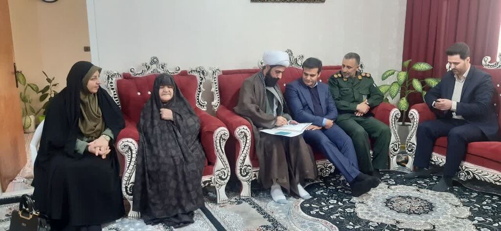 1282714-1 دیدار با خانواده شهدا در آستانه سال نو در طرح سلاله کانون همدان