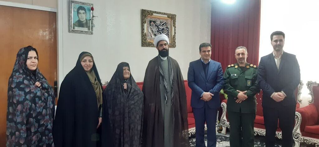 1282717-1 دیدار با خانواده شهدا در آستانه سال نو در طرح سلاله کانون همدان