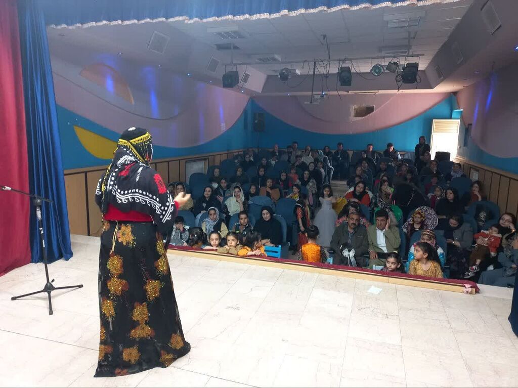 1282962-1 کانون کرمانشاه با آیین پنجشنبههای قصهگویی مرکز روانسر به استقبال بهار رفت