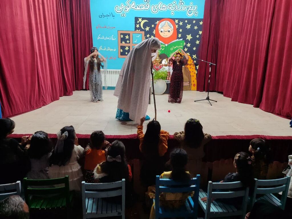 1282964-1 کانون کرمانشاه با آیین پنجشنبههای قصهگویی مرکز روانسر به استقبال بهار رفت