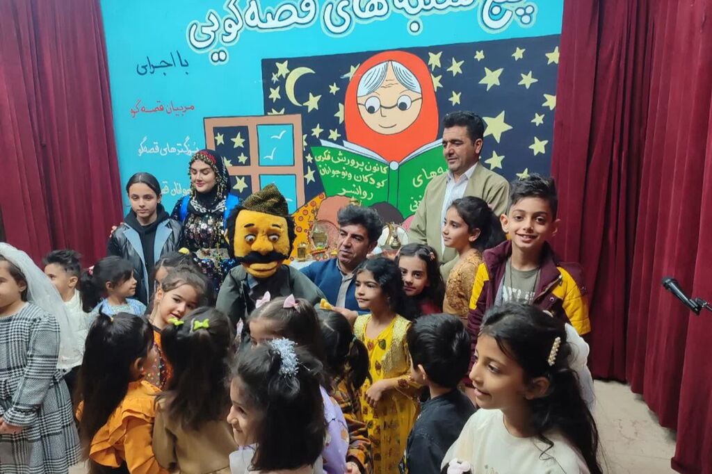 1282966-1 کانون کرمانشاه با آیین پنجشنبههای قصهگویی مرکز روانسر به استقبال بهار رفت