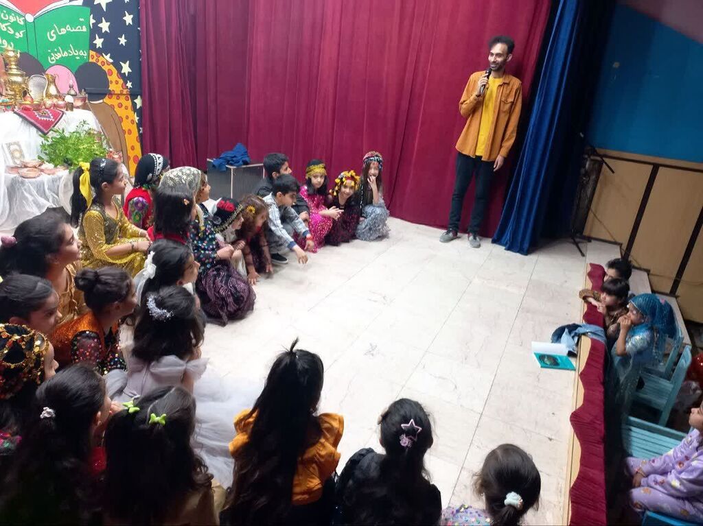 1282968-1 کانون کرمانشاه با آیین پنجشنبههای قصهگویی مرکز روانسر به استقبال بهار رفت