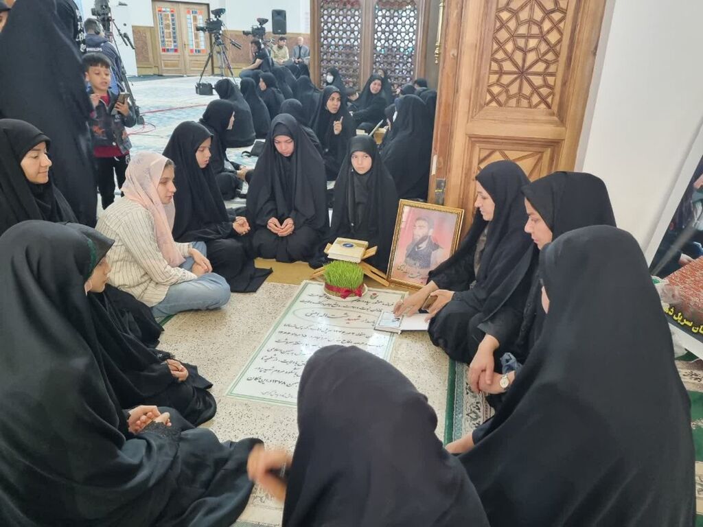 1282980-2 حضور اعضای مرکز سرپلذهاب در تحویل سال علوی بقعه احمدابن اسحاق