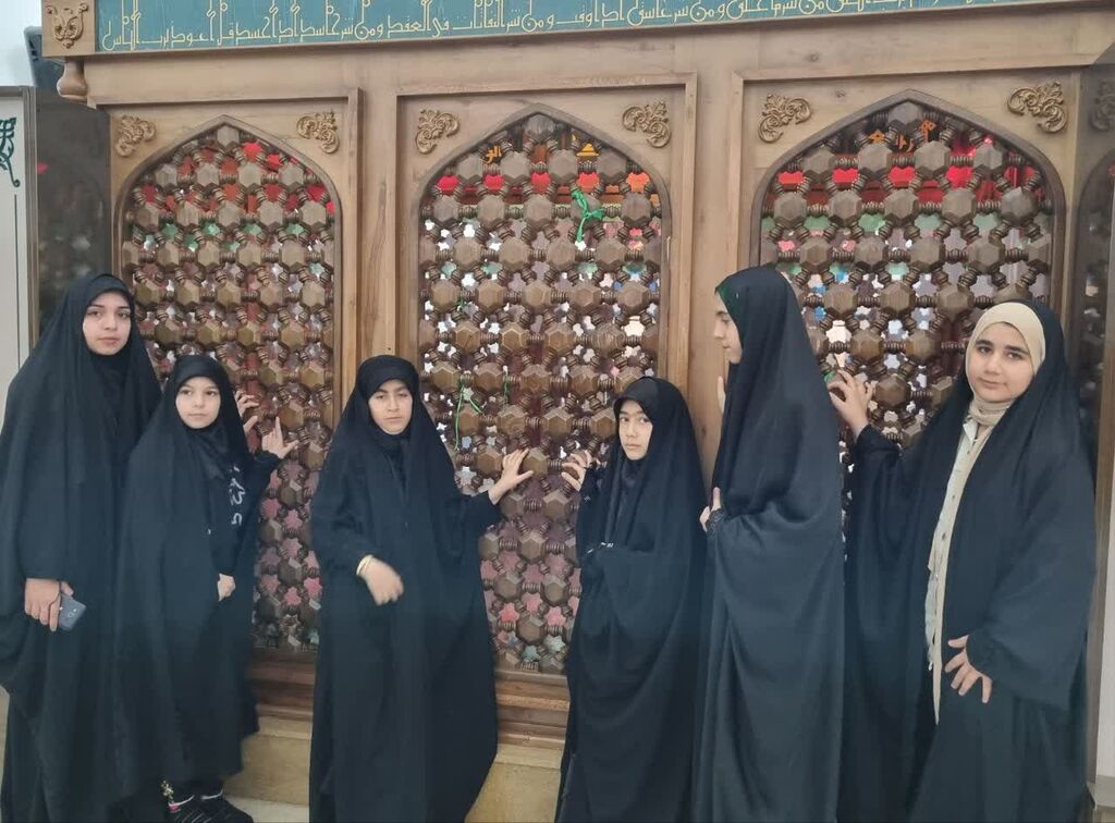 1282982-2 حضور اعضای مرکز سرپلذهاب در تحویل سال علوی بقعه احمدابن اسحاق