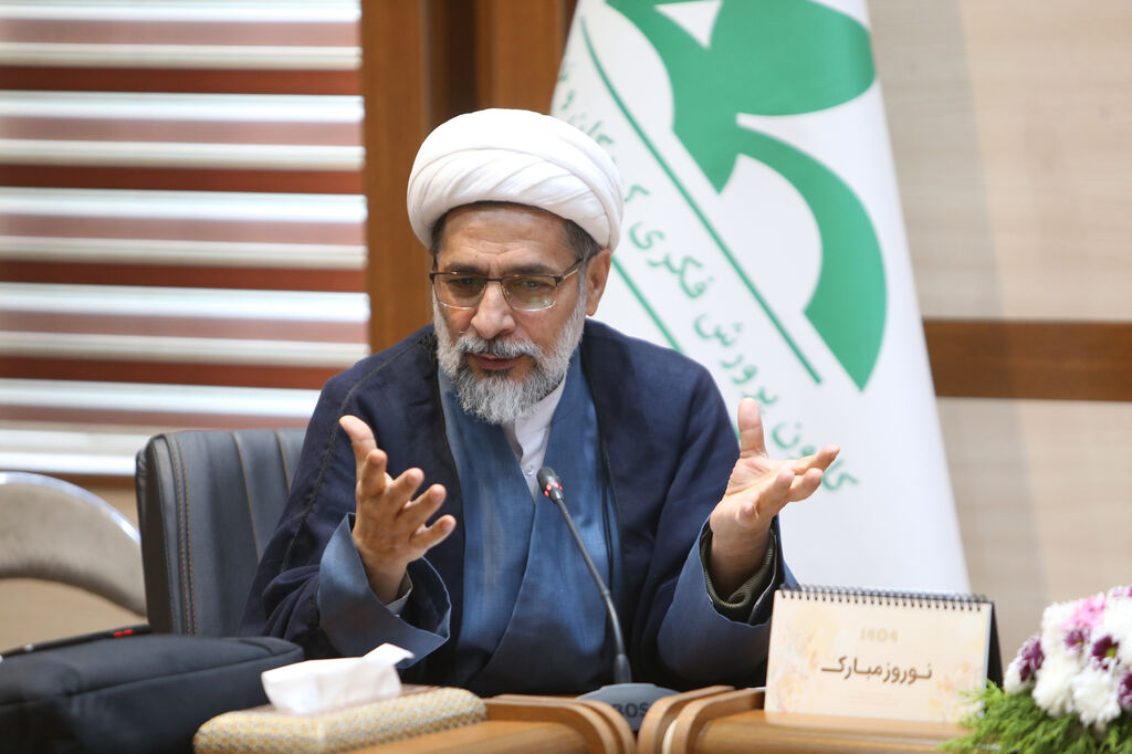 1283339-3 مربیان کانون باید توانمند شوند