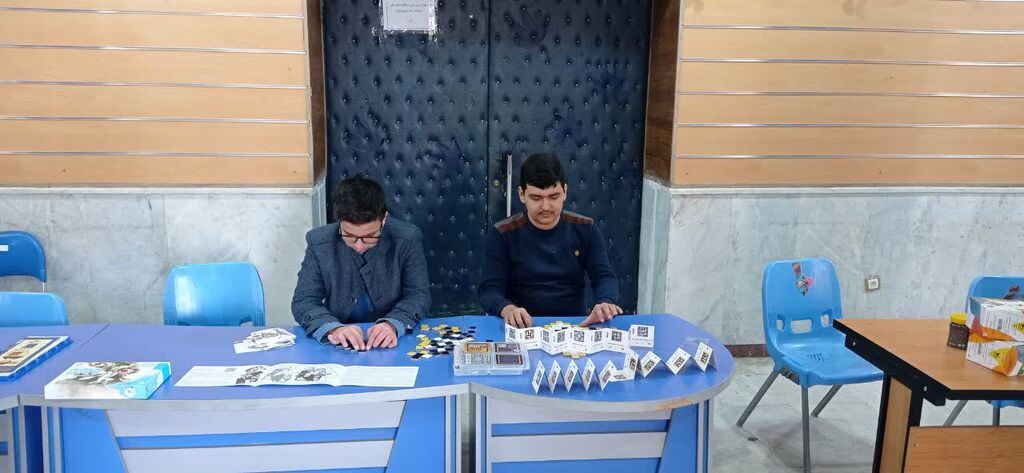 بازدید مدیرکل کانون کرمانشاه از میز "بیا بازی" مرکز آفرینش