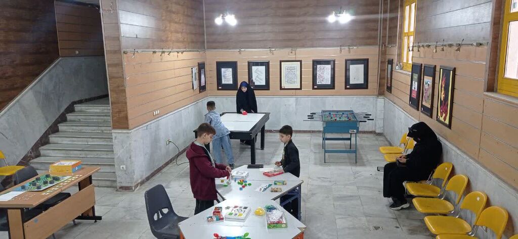 بازدید مدیرکل کانون کرمانشاه از میز "بیا بازی" مرکز آفرینش