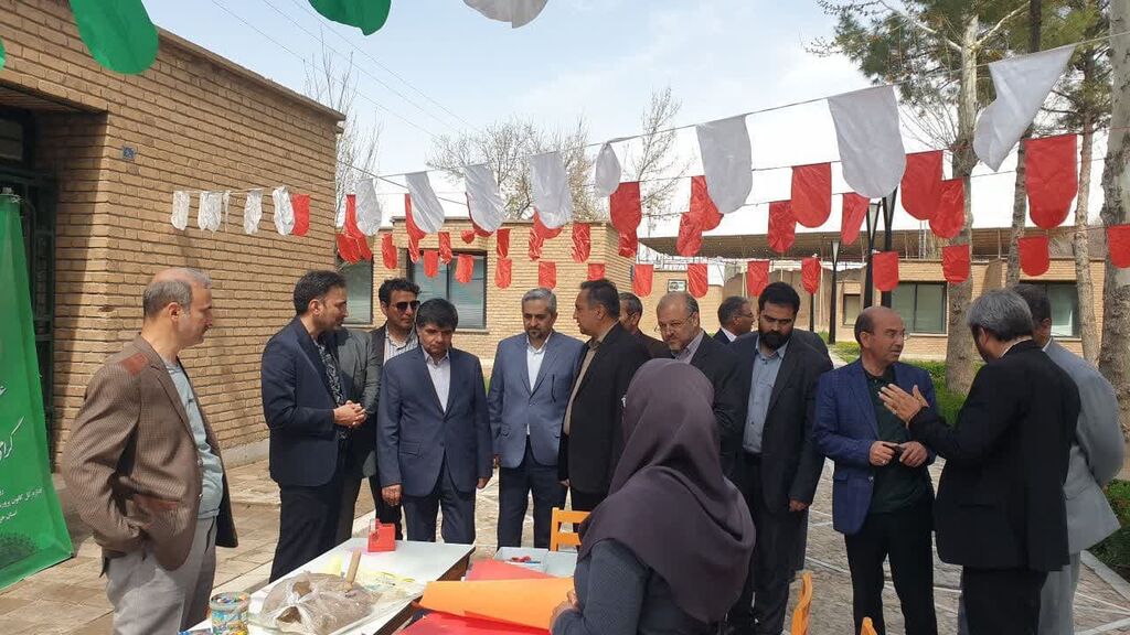 1285030-2 بازدید مسئولین استان و شهرستان مشهد از فعالیتهای کانون در نمایشگاه عیدانه