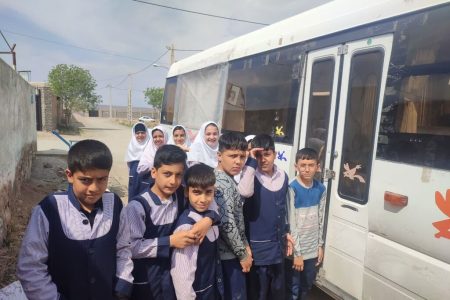 نخستین حضور کتابخانه سیار روستایی میامی در سال جدید در دبستان شهید عراقی روستای کلاته اسد