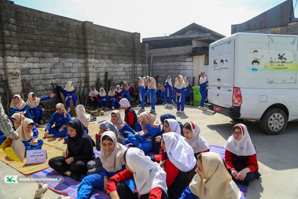 چرخ‌های کتاب‌خانه‌های سیار کانون برای کودکان روستا می‌چرخد