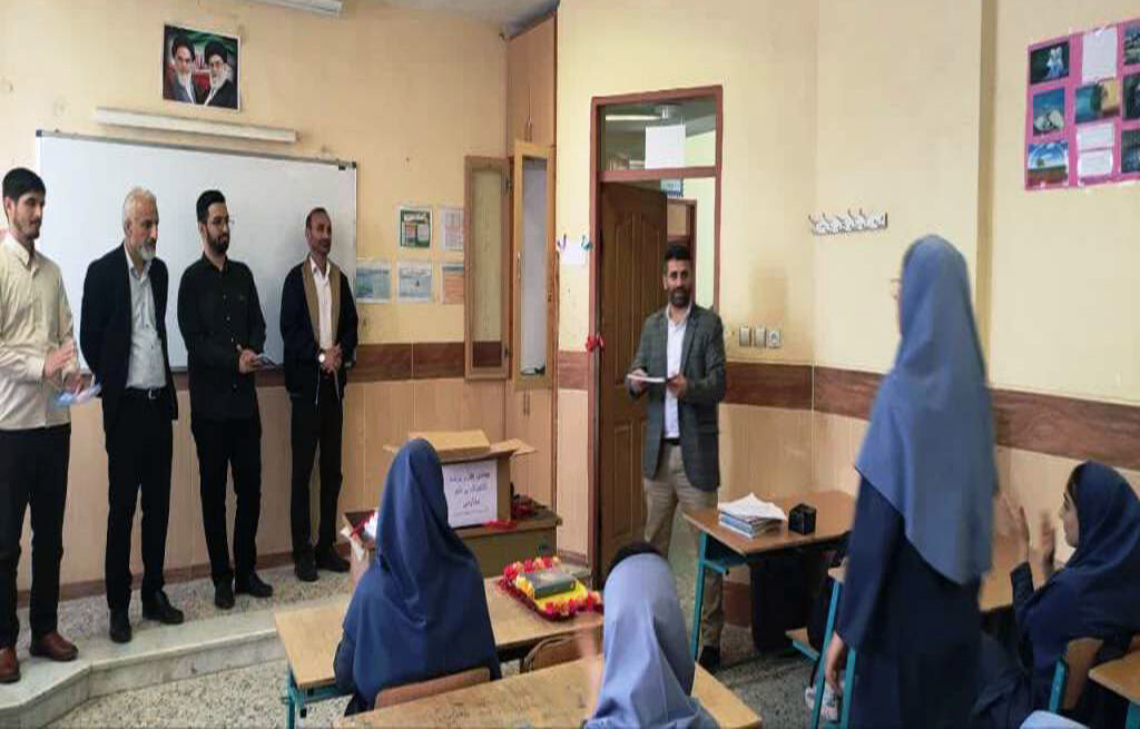 نخستین کتاب‌خانه کانونی سال ۱۴۰۴ در مدرسه  حسن منتظری توتکابن راه‌اندازی‌شد