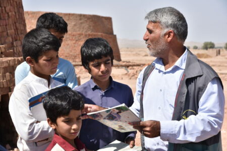 «سفیر لبخند» بچه‌ها در روستاهای مرزی خراسان جنوبی