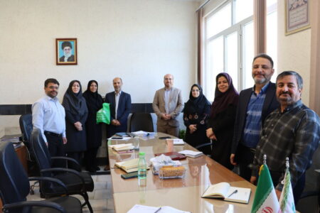 تجلیل مدیرکل کانون استان مرکزی از معاون و کارشناس امور اداری