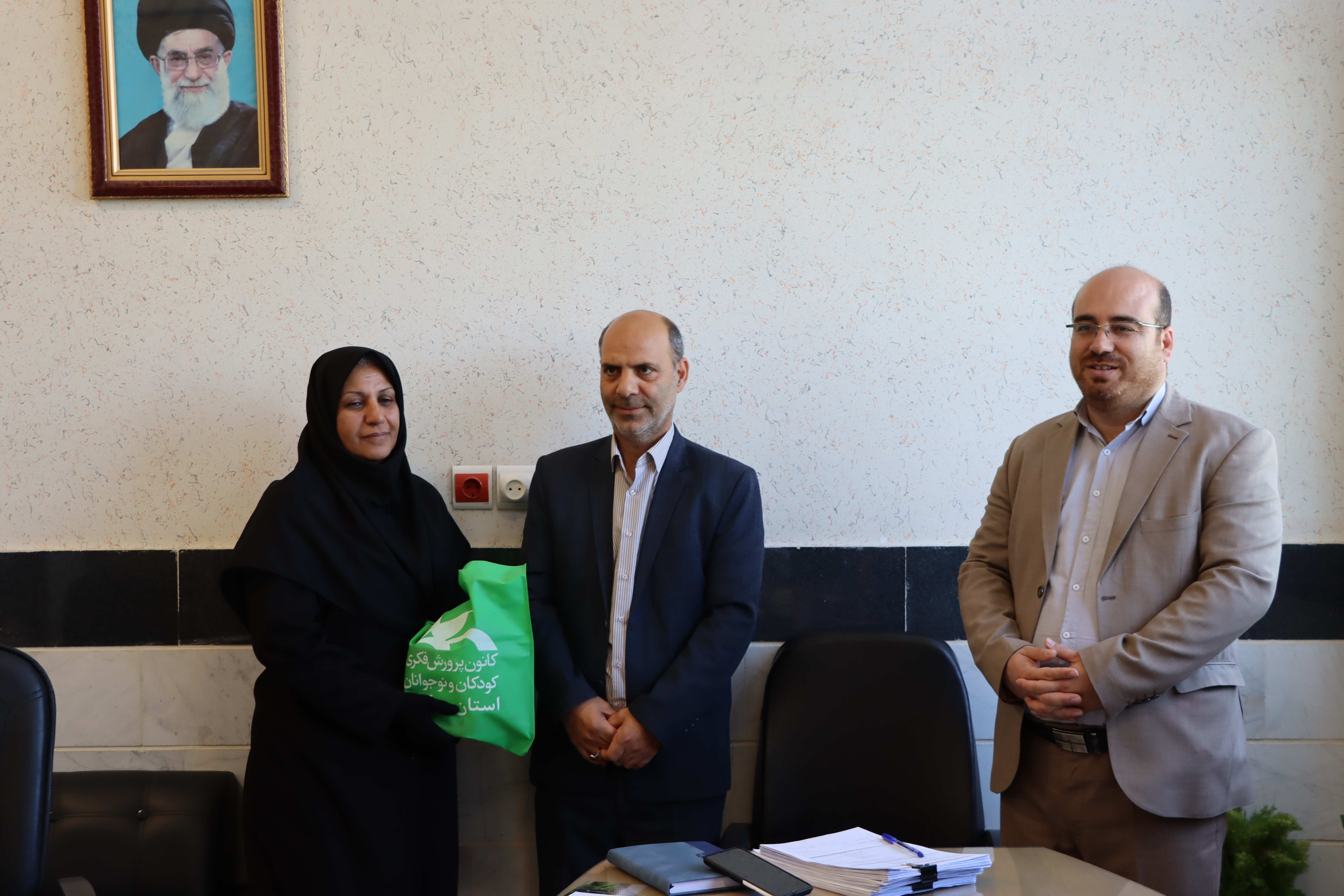 1286943-1 تجلیل مدیرکل کانون استان مرکزی از معاون و کارشناس امور اداری