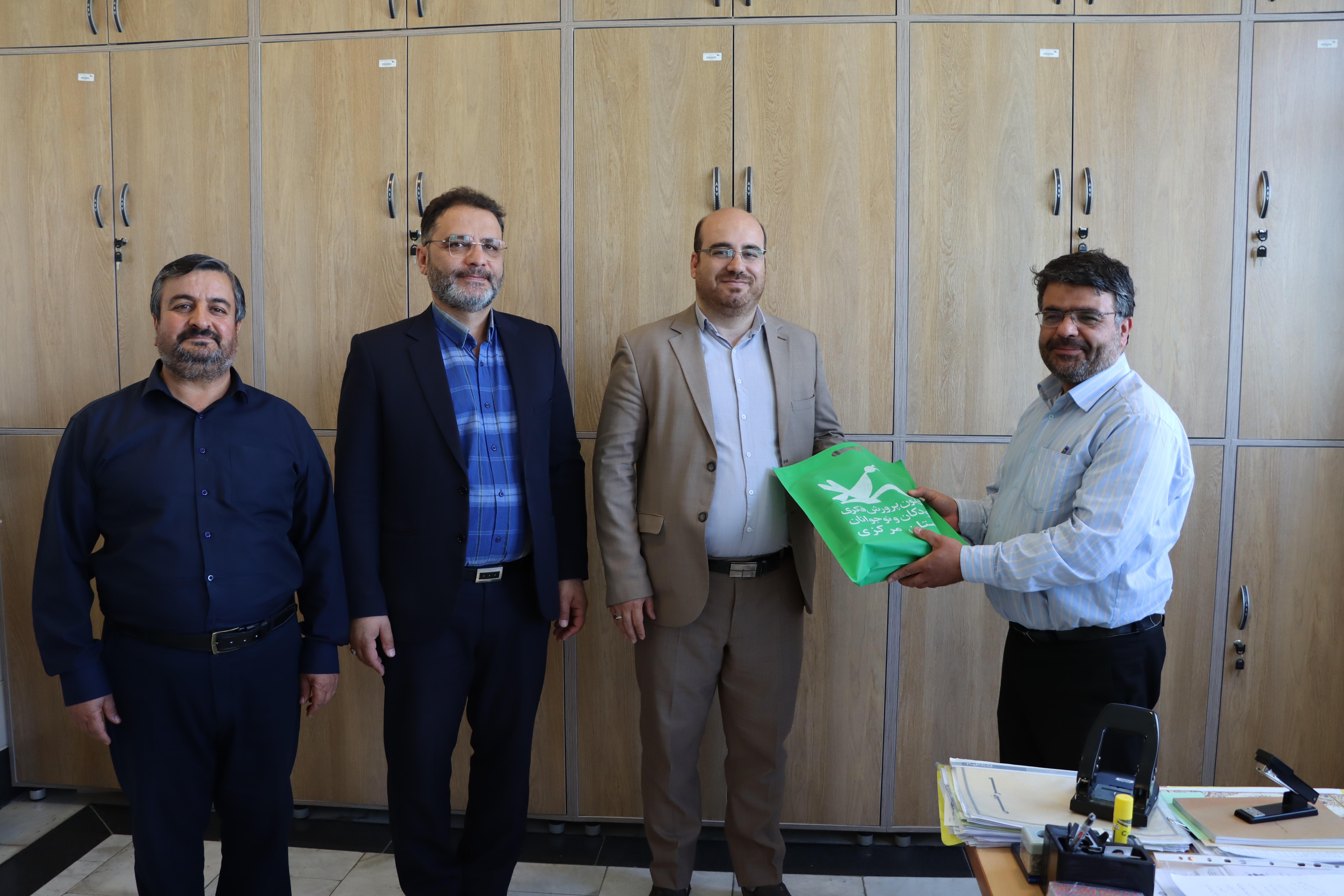 1286944-1 تجلیل مدیرکل کانون استان مرکزی از معاون و کارشناس امور اداری