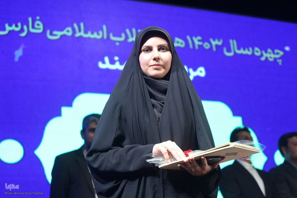 1286984 معرفی چهرهسال و مربی هنری شاخص هنری استانفارس در هفته هنر انقلاب