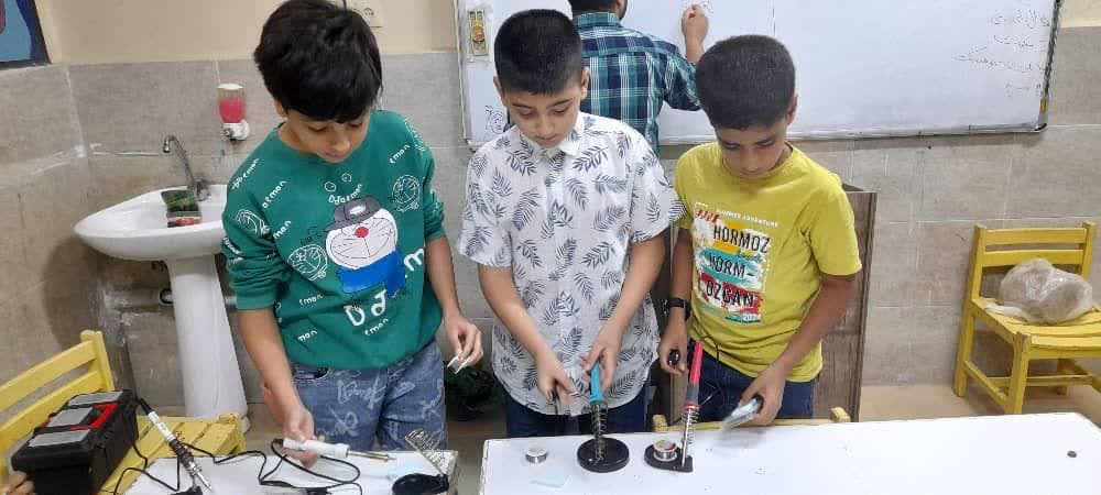 کارگاه حرفه‌ای لحیم‌کاری ویژه اعضای نونهال و نونگاه برگزار شد