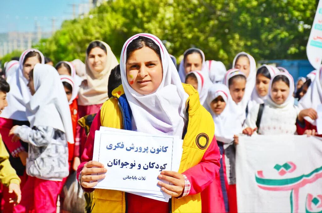 حضور کارکنان و اعضای مراکز روانسر و ثلاث‌باباجانی در راهپیمایی دفاع از کودکان غزه