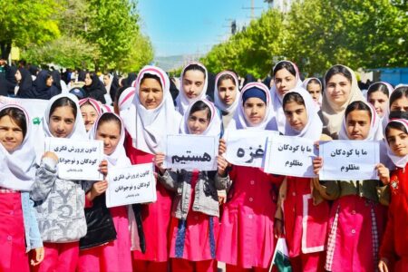 حضور کارکنان و اعضای مراکز روانسر و ثلاث‌باباجانی در راهپیمایی دفاع از کودکان غزه