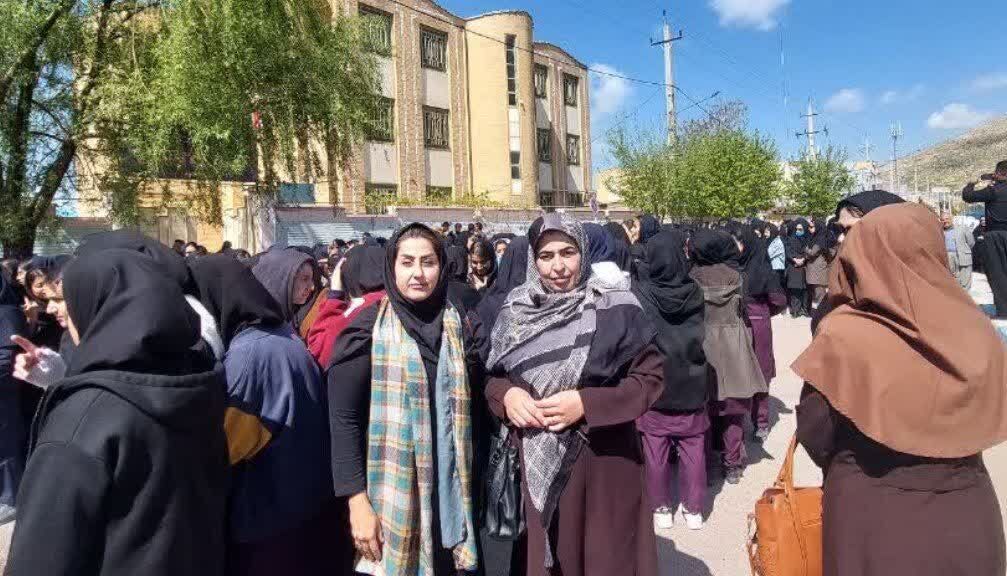 حضور کارکنان و اعضای مراکز روانسر و ثلاث‌باباجانی در راهپیمایی دفاع از کودکان غزه