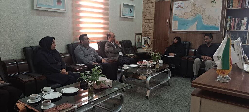 1288180-1 دیدار و گفتگو دستیار ارشد استاندار هرمزگان با مدیر کل کانون استان