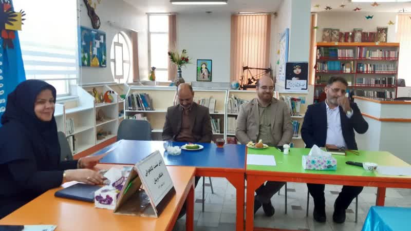 1288430-1 باشگاه کتابخوانی مربیان با حضور مدیرکل کانون استان مرکزی