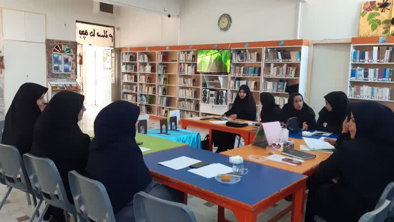 1288431-1 باشگاه کتابخوانی مربیان با حضور مدیرکل کانون استان مرکزی