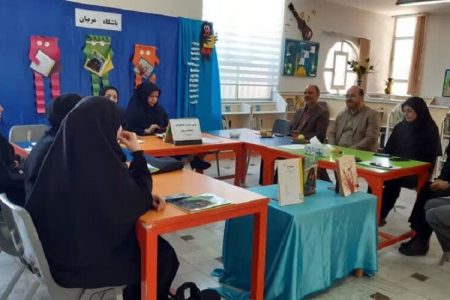 باشگاه کتابخوانی مربیان با حضور مدیرکل کانون استان مرکزی