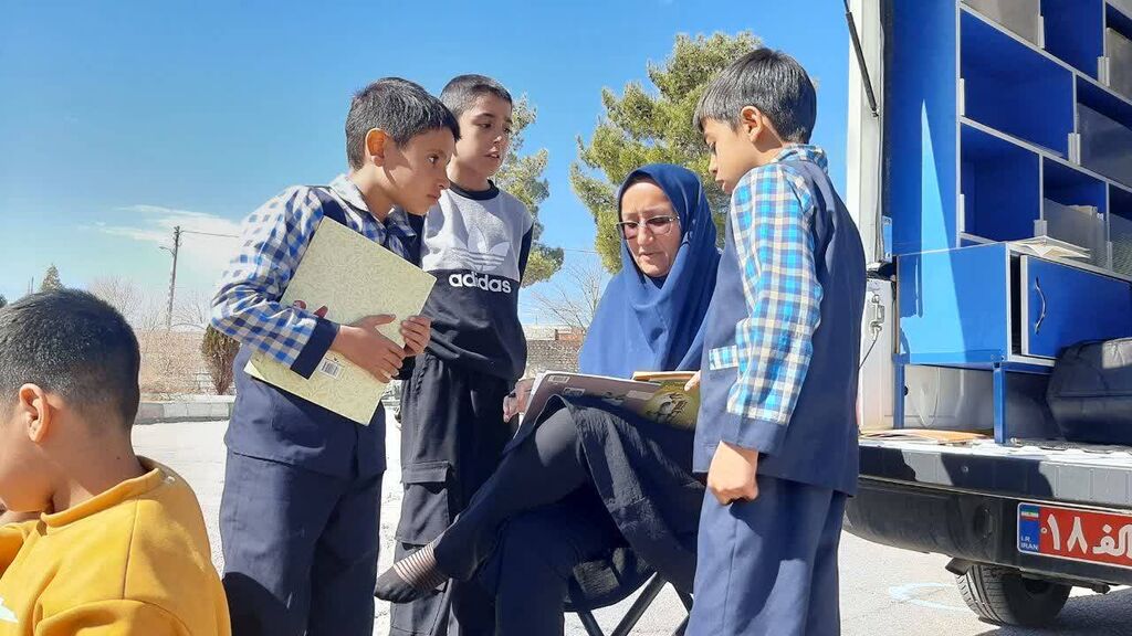 1288750-1 خانم مربیهای کانون پشت فرمان کتابخانههای سیار