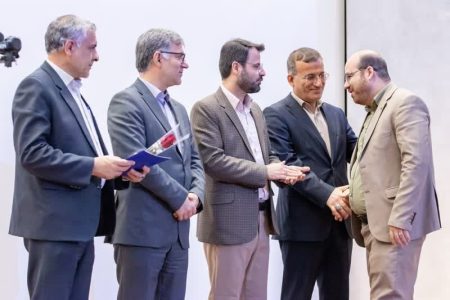 تجلیل از مدیرکل و کارشناس هنری کانون پرورش فکری استان مرکزی