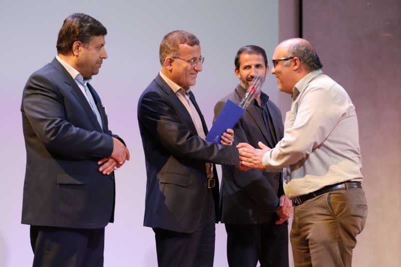 1288863-1 تجلیل از مدیرکل و کارشناس هنری کانون پرورش فکری استان مرکزی