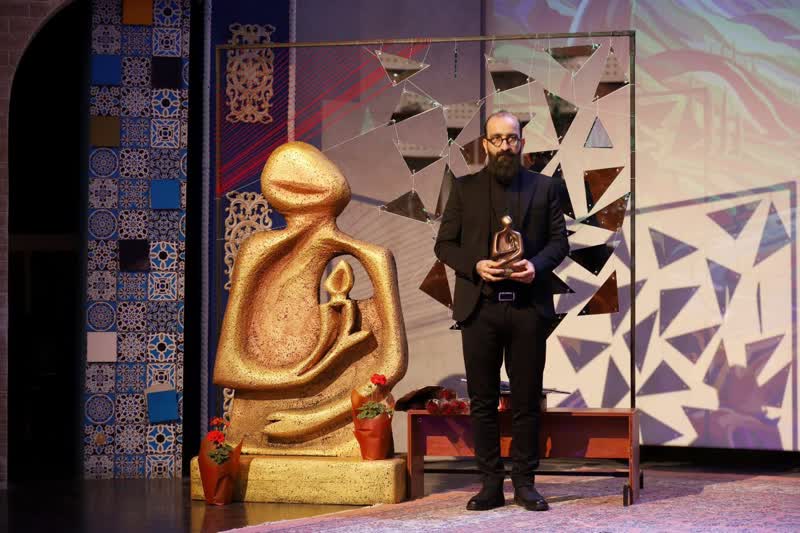 1288865-1 تجلیل از مدیرکل و کارشناس هنری کانون پرورش فکری استان مرکزی